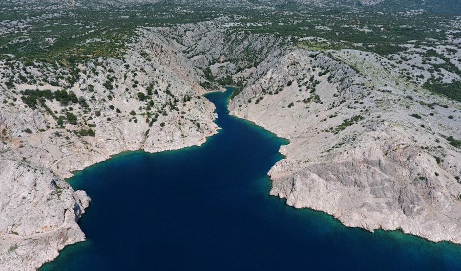 Baška: Rab Island and Zavratnica Fjord Boat Tour with Lunch - A panorama of Goli, known as Yugoslav Alcatraz