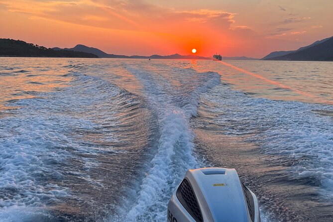 Blue cave tour with a speedboat-small group - A useful role for the skipper