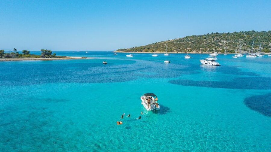 Blue Lagoon and hidden gems of island Šolta - Stomorska means lunch beside the water