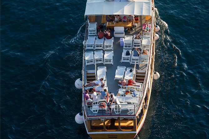 Dubrovnik: 3 Islands Boat Tour with Lunch & drinks(FR, ES, EN) - What the Triton boat atmosphere is really like
