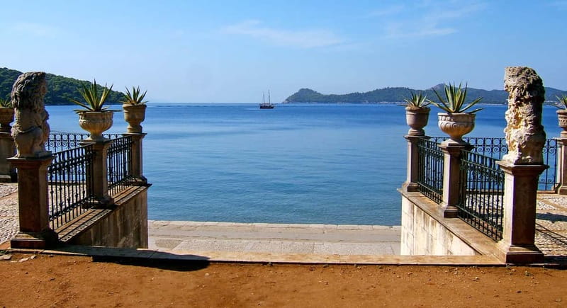 Dubrovnik: 3 Islands Boat Trip with Drinks (FR, ES, IT, EN) - Music, drinks, lunch, and the social mood onboard