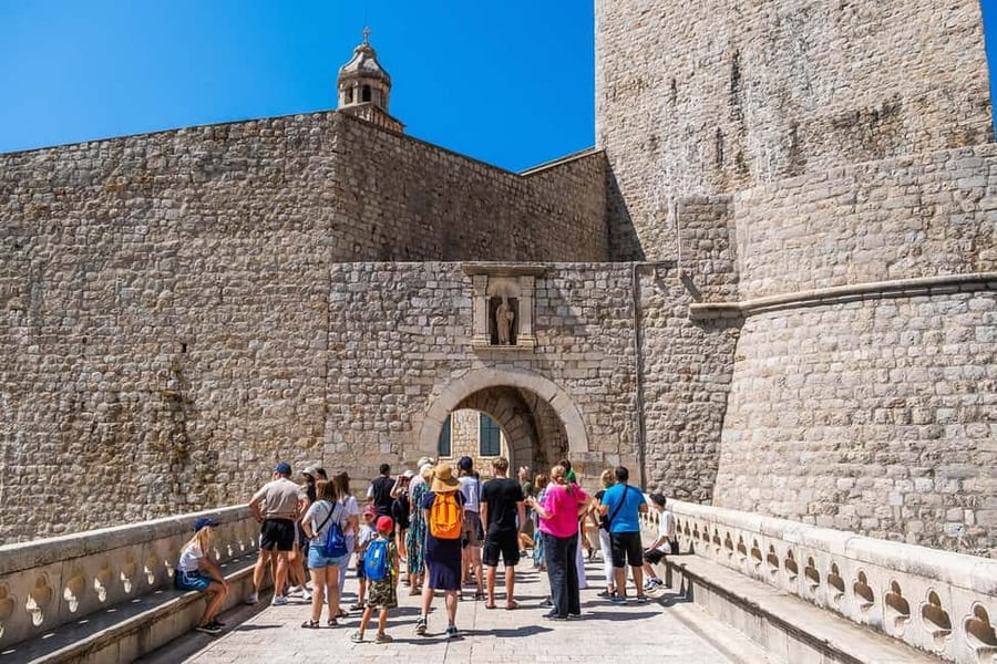 Dubrovnik: City Walls, Old Town Walking Tour & Adriatic View - The Franciscan Monastery and the city’s old pharmacy