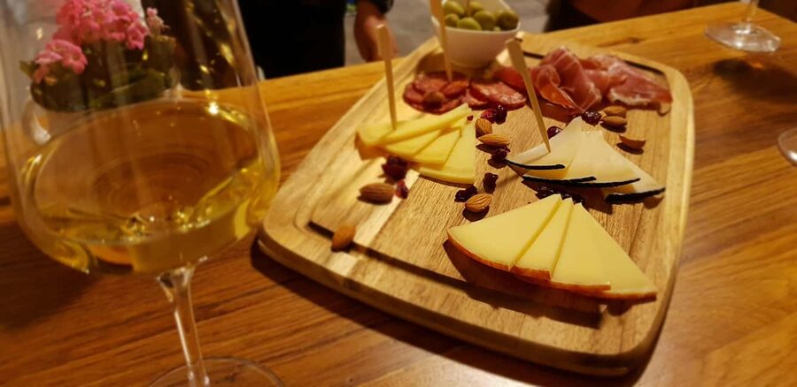 Dubrovnik: Croatian Food, Wine & Old Town Highlights Tour - What the small group size really changes