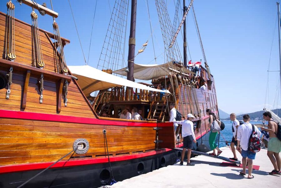 Dubrovnik: Elaphite Island Hopping Cruise on Karaka Ship - Swimming and snorkeling without rushing