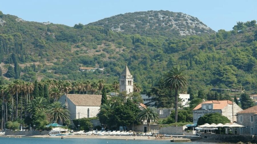 Dubrovnik: Elaphiti Islands Boat Cruise with Lunch & Drinks - What the crew adds to the day