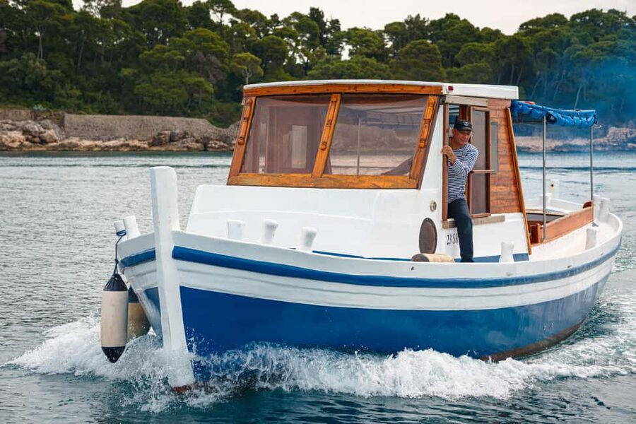 Dubrovnik: Full-Day Blue Cave & Elaphiti Islands Boat Tour - Life on board: simple food, steady drinks, open views