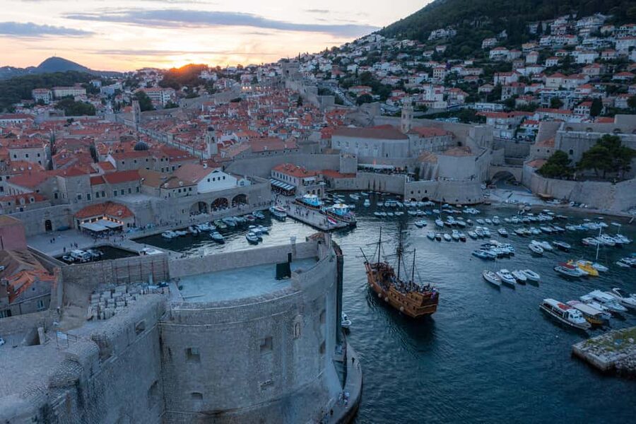 Dubrovnik: Galleon Sunset Cruise with a Live Guide & Drink - What the guide and crew add to the ride