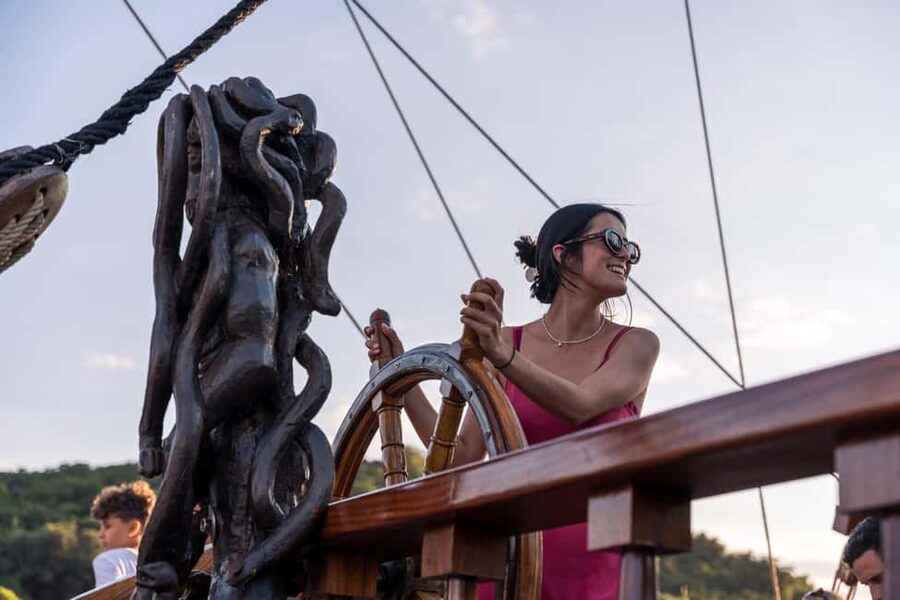 Dubrovnik: Galleon Sunset Cruise with a Live Guide & Drink - Sunset, islands, and the changing light