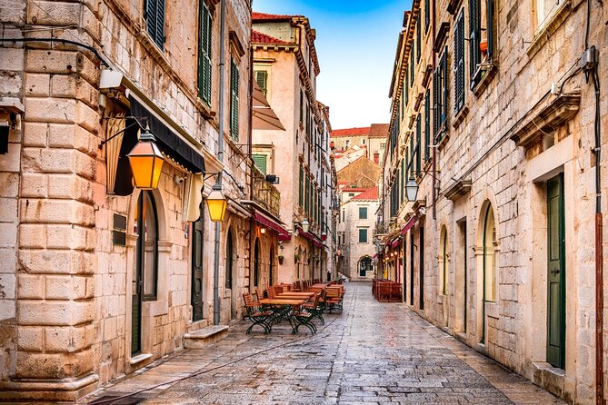 Dubrovnik Scavenger Hunt and Highlights Self Guided Audio Tour - Dubrovnik Cathedral and the value of outdoor clues