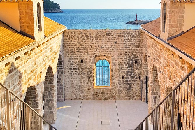 Dubrovnik walking history tour - Orlando’s Column and Dubrovnik’s idea of freedom