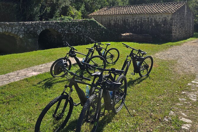 E-Bike Tour + Gourmet Snack + Wine Tasting (Small Group) - Pickup and the small-group setup