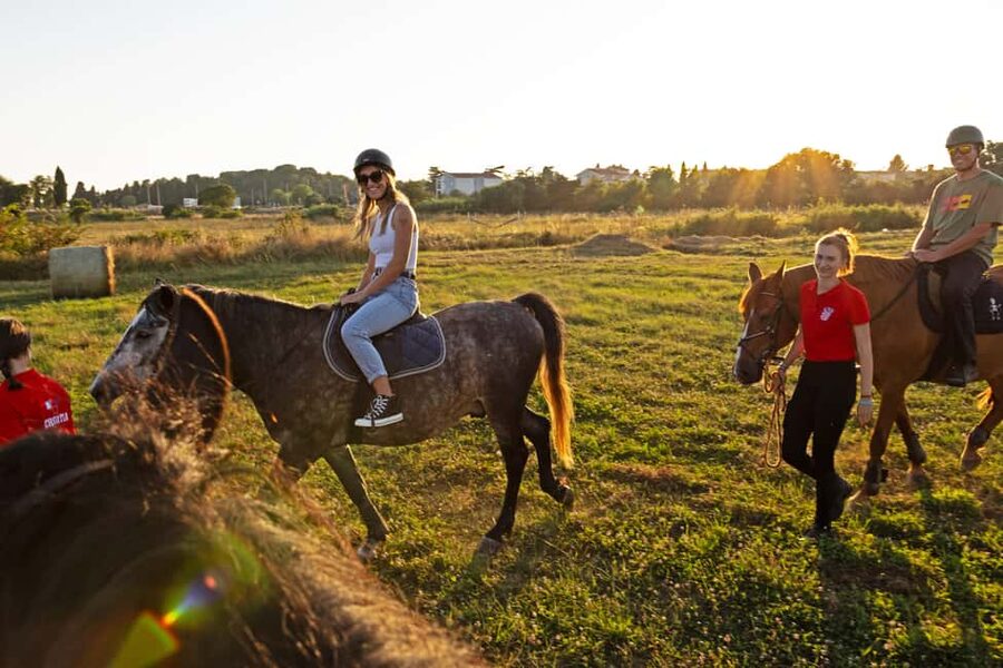 Fazana: Sunset 1-hour Horse Riding in Nature with Guide - Timing, clothing, and the bumpy approach