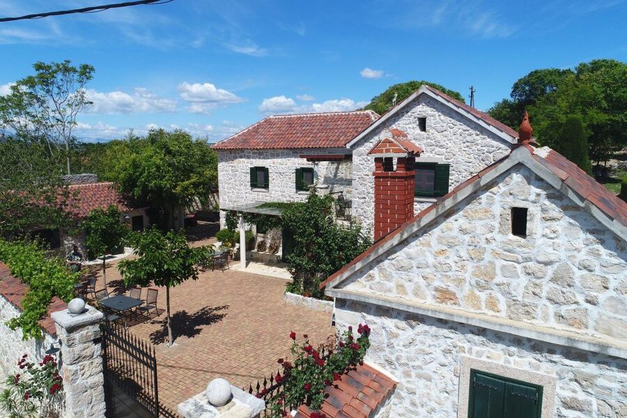 From Biograd: Wine and Olive Oil Tasting in Ražnjevića Dvori - Why Ražnjevića Dvori makes a good wine stop from Biograd
