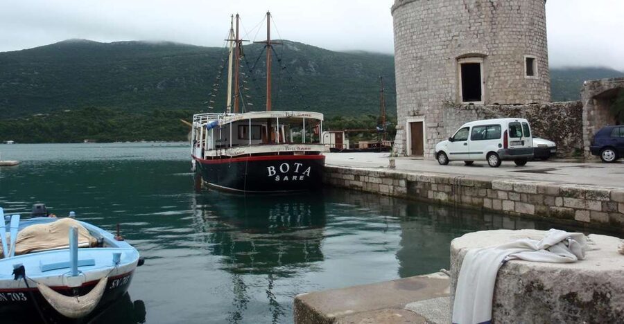 From Dubrovnik: Mali Ston Oyster Paradise Tour with Transfer - Ston gives the outing a historic second act