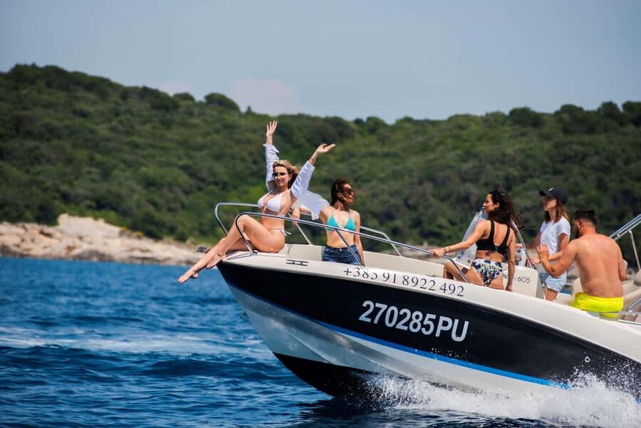 From Fazana: Dolphin watching and snorkeling in Blue Cave - What the private boat format gives you
