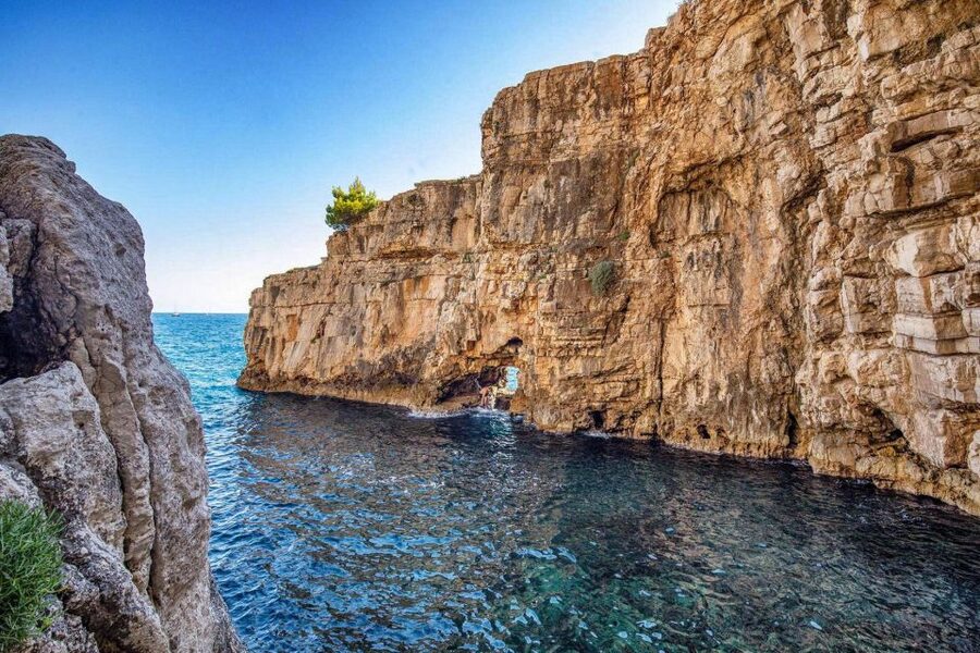 From Fazana: Sea caves, hidden island, cliffs and more... - Cliff jumping near Seagull’s Rocks