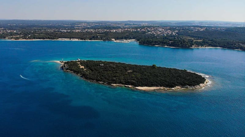 From Pula: Rovinj & NP Brijuni cruise with Red Island visit - Boarding the Ananda catamaran in Pula
