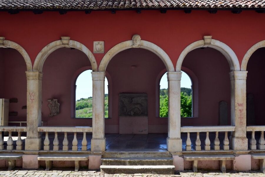 From Rovinj: Istria Day Tour to Poreč, Grožnjan & Motovun - What the guide adds between the towns
