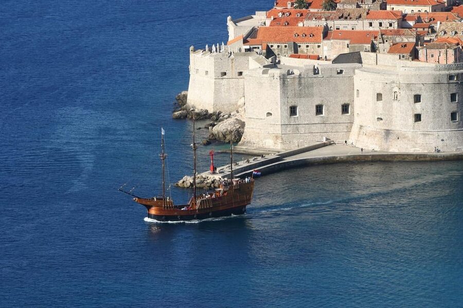 From Split: Dubrovnik Day Trip incl. Stop in Ston - The road from Split to Ston