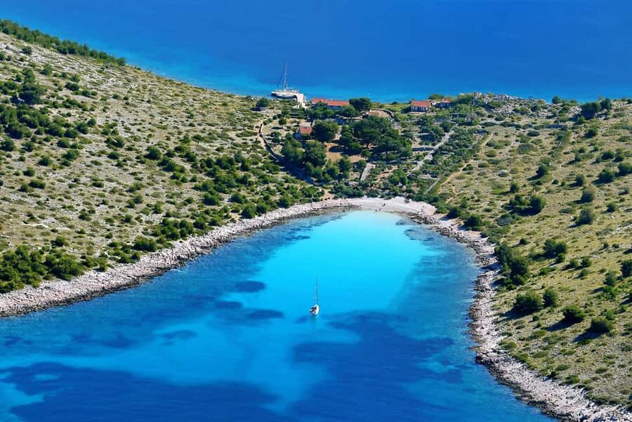 From Zadar/Bibinje: Kornati National Park Cruise with Lunch - A simple Dalmatian lunch served at sea