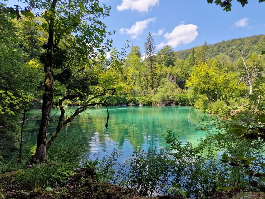 From Zadar: Plitvice Lakes Day Trip with Guide and Boat Tour - Weather, crowds, and what to pack
