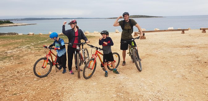 FUN E-BIKE RIDE at CAPE KAMENENJAK - A cold drink at the Safari Bar