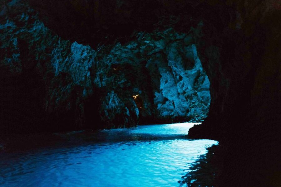 Hvar: Blue and Green Caves Boat Tour with Stiniva Beach - What the speedboat ride is really like