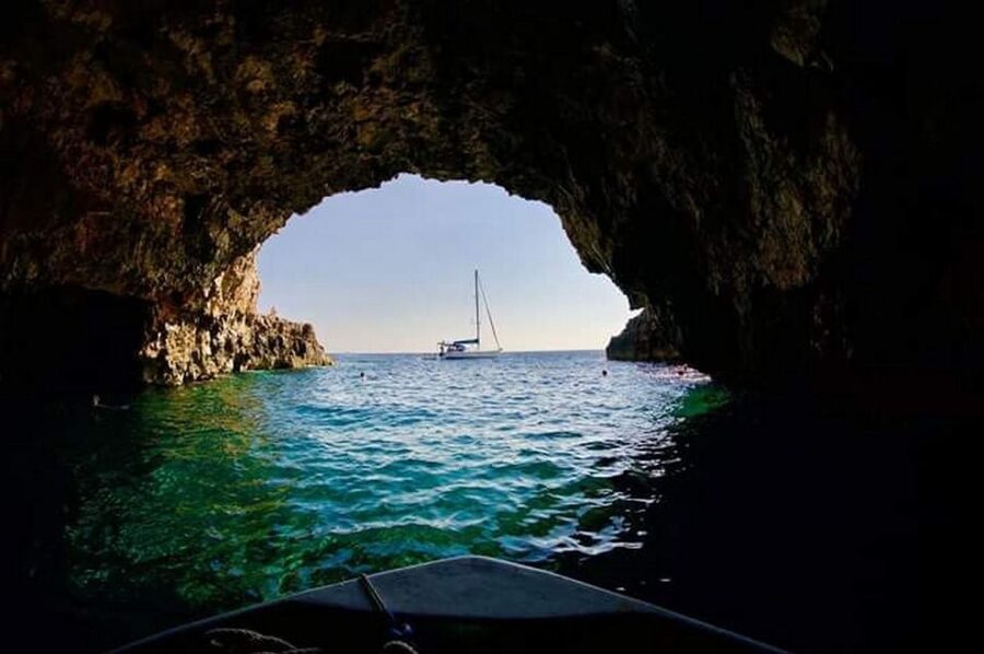 Hvar:Blue & Grenn Cave and Vis Island Private Speedboat Tour - Lunch on Vis adds a welcome break