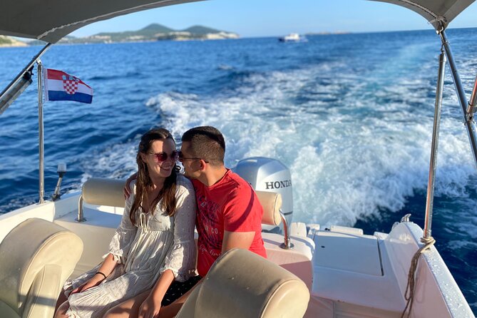 Islands & Caves Private Tour with pickup, drinks & fuel included - What the skipper adds to the day