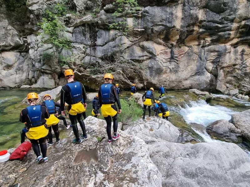 Iz Omisa/Zadvarija: Extremni Canyoning na rijeci Cetini - Gubavica waterfall and the cave behind it