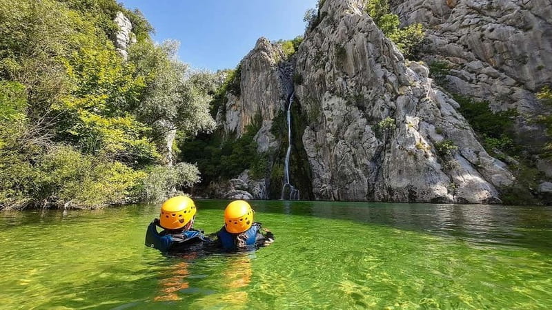 Iz Omisa/Zadvarija: Extremni Canyoning na rijeci Cetini - Getting fitted in Zadvarje