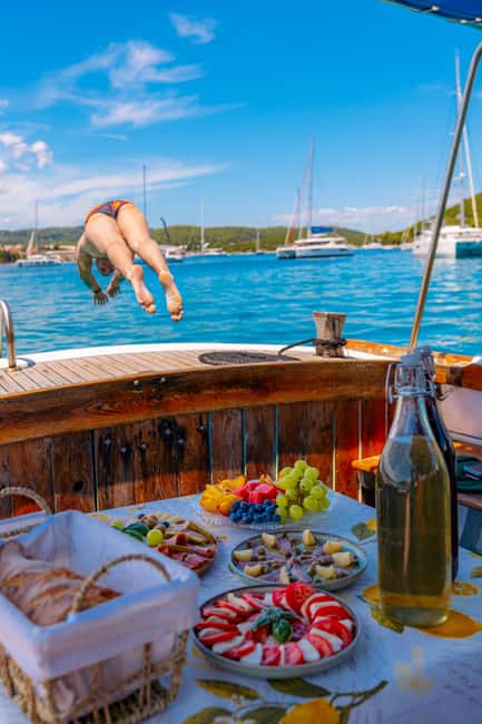 Korčula: Sail Away - tour with traditional craftmanship boat - Gubavac Beach, a proper swim stop