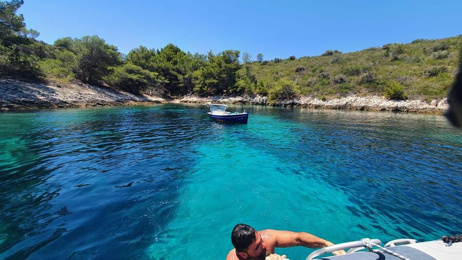 Korčula Snorkeling&Swimming, Shipwreck & More, Private Tour - Cliff jumping for the adventurous, with limits