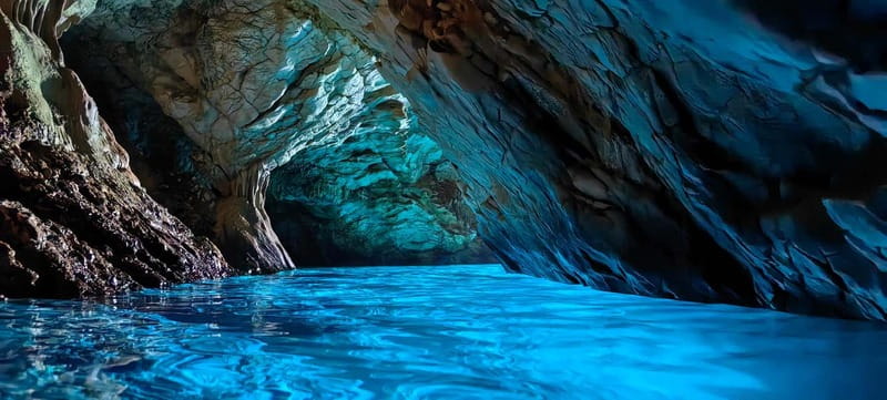 Makarska: 3-island Speedboat Cave & Blue Lagoon Tour - Pokrivenik brings the first swim