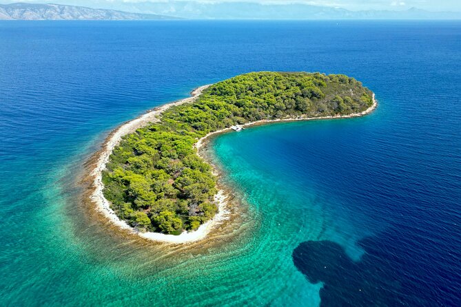 Makarska: 3-Island Speedboat Tour with Cave and Blue Lagoon - Mala Stiniva: the place for a jump