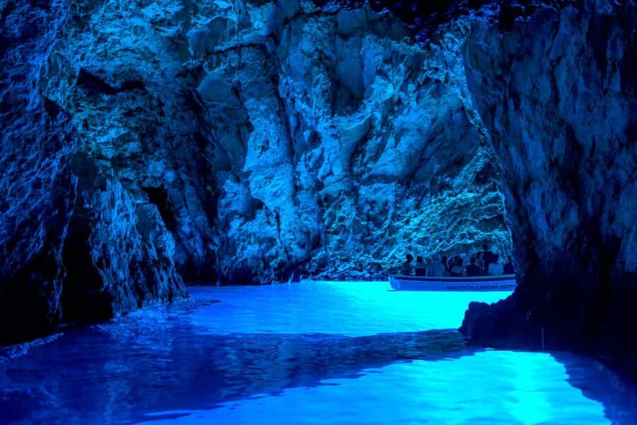 Makarska: 5-Islands Tour, Blue Cave, Vis, Hvar & Brač - Stiniva Cove is beautiful, but do not expect beach time