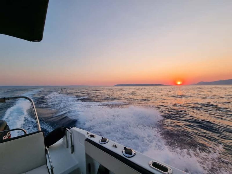 Makarska: Speedboat Sunset Tour to hidden bay on island Brač - The ride back frames Makarska at sunset