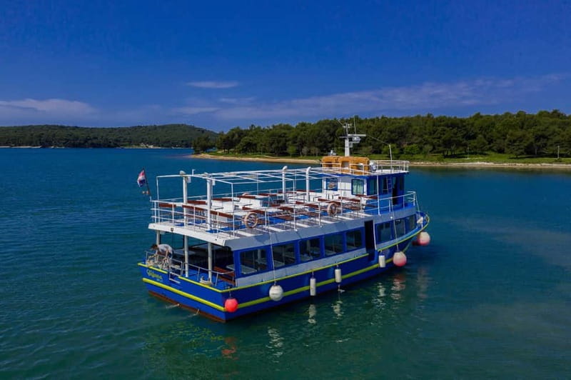 Medulin: Full-Day Boat Tour of the Archipelago w/ Lunch - Drinks, atmosphere, and the social side of the trip