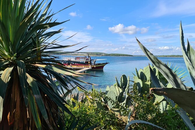 Medulin -Kamenjak 5h boat trip with lunch & drinks on Sandra Boat - Lunch on board, with simple Croatian flavors