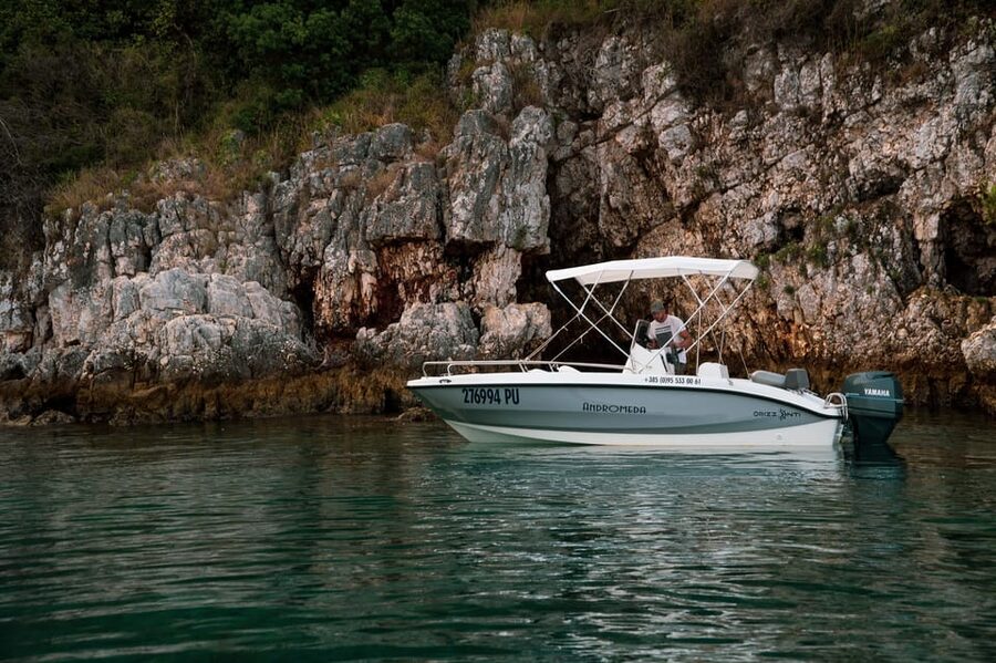 Medulin: Morning on Speedboat with Cave & Island Snorkeling - An Islet with Dinosaur Footprints