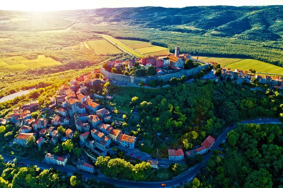 Motovun: The trail of Giants hiking tour & Fritule Tasting - Why approaching Motovun on foot changes the visit