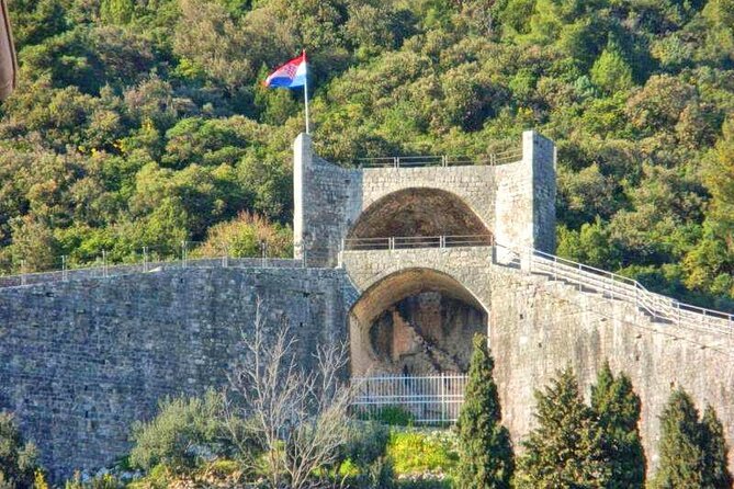 Pelješac Wine, Beach and Lunch - Relaxing Tour from Dubrovnik - Villa Wind turns lunch into the main event