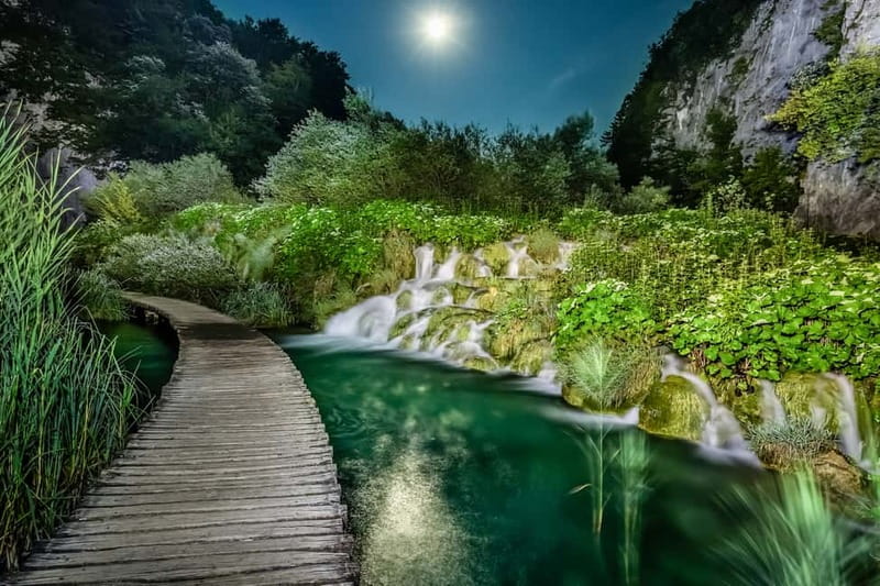 Plitvice Lakes: Guided Walking Tour with Train and Boat Ride - The lower lakes and the best first views