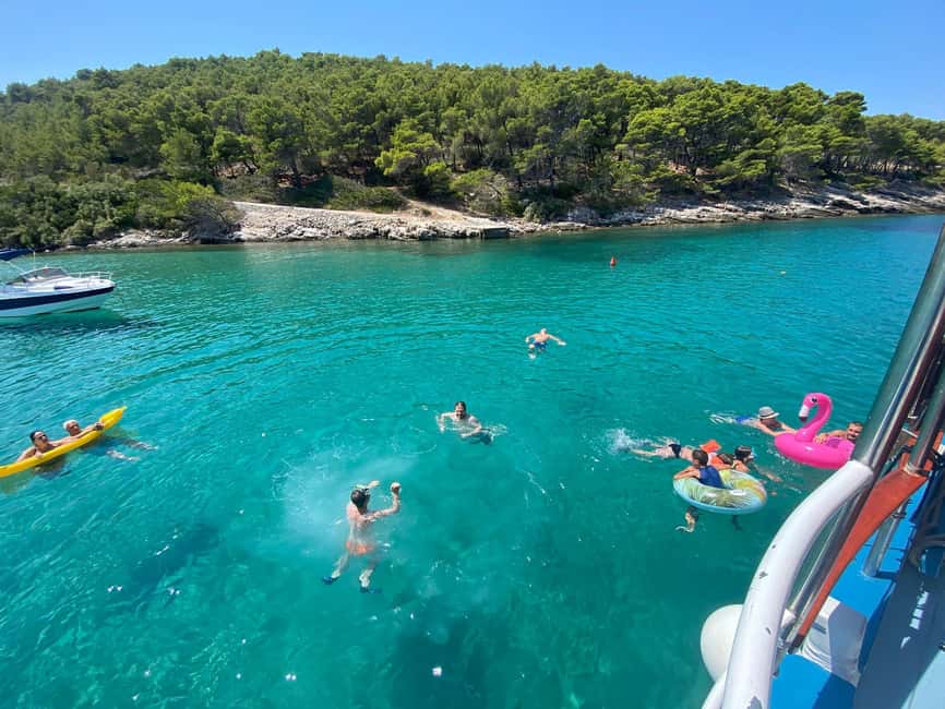Podstrana: Full-Day Boat Trip to Brač and Shipwreck Kontesa - Sailing toward Šolta and shipwreck Kontesa