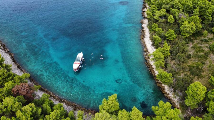 Podstrana: Full-Day Boat Trip to Brač and Shipwreck Kontesa - Why the boat and crew matter