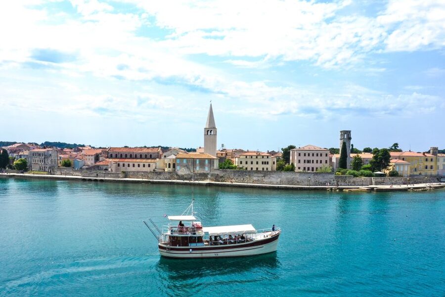 Poreč: Dolphin Spotting Cruise with Included Drinks - Two hours of coast, sea color, and open views
