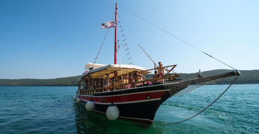 Poreč: Evening Boat Trip to Discover Dolphins - Music, drinks, and the mood on board