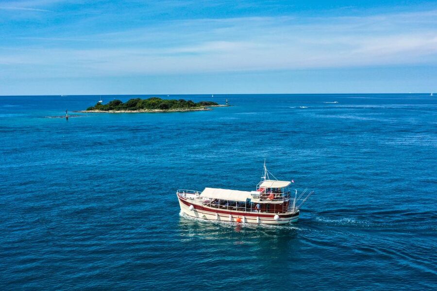 Poreč: Panoramic Morning Cruise Among 20 Islands with Drinks - How the two-hour itinerary unfolds