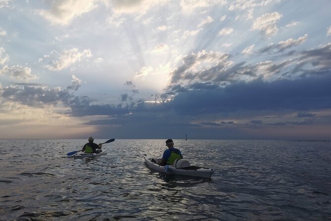 Poreč sunset sea kayaking tour - A beach pause before the sunset stretch