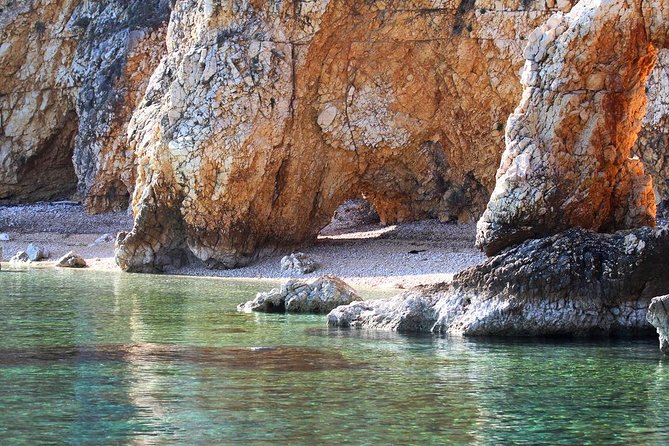 Private Plavnik Island Half-Day boat trip with capt. Bobo - Shogy secret beach and the Love cave